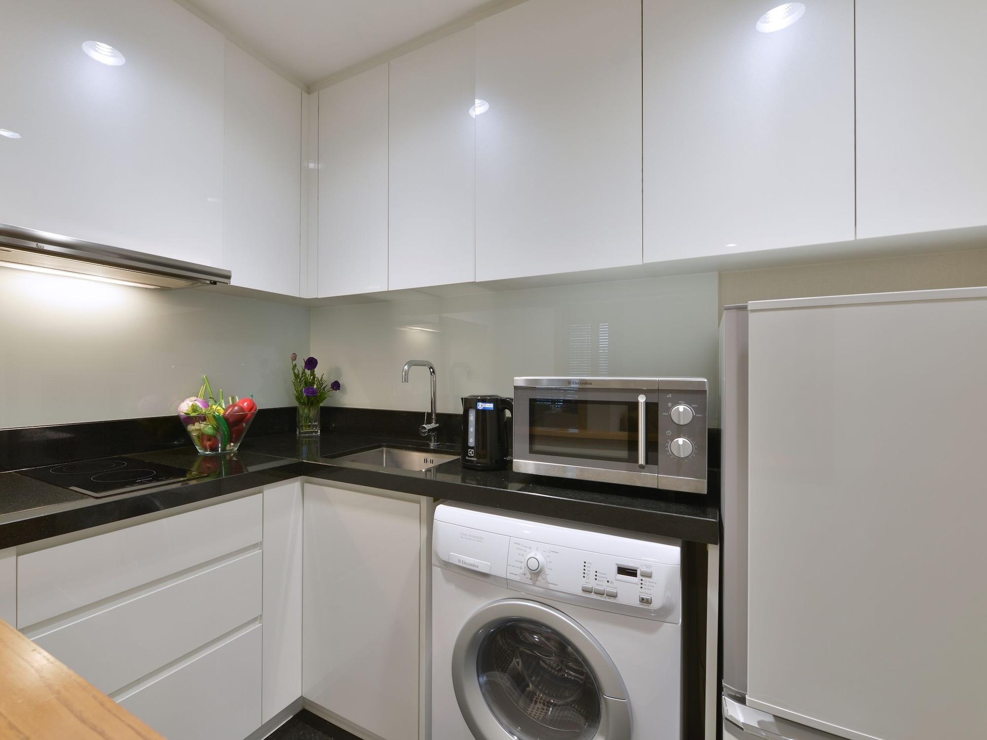 Grande Centre Point Hotel Ploenchit - SHA Plus Bangkok Extérieur photo A typical kitchen in a serviced apartment