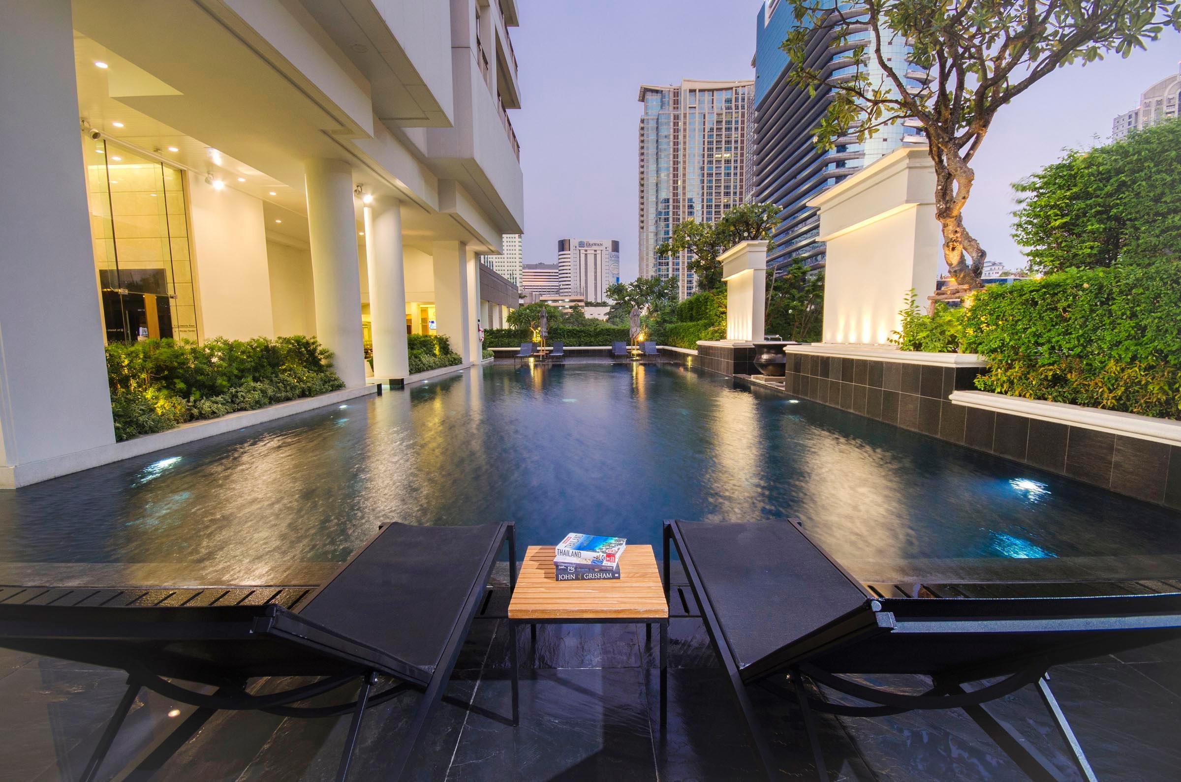 Grande Centre Point Hotel Ploenchit - SHA Plus Bangkok Extérieur photo The pool at the U Sathorn