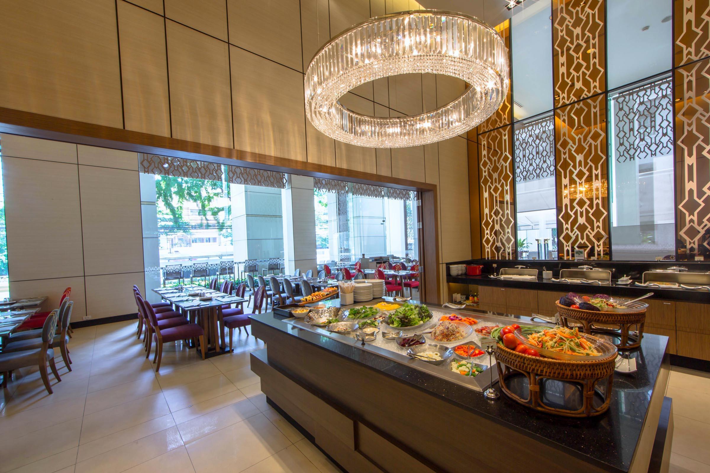 Grande Centre Point Hotel Ploenchit - SHA Plus Bangkok Extérieur photo The buffet at the hotel