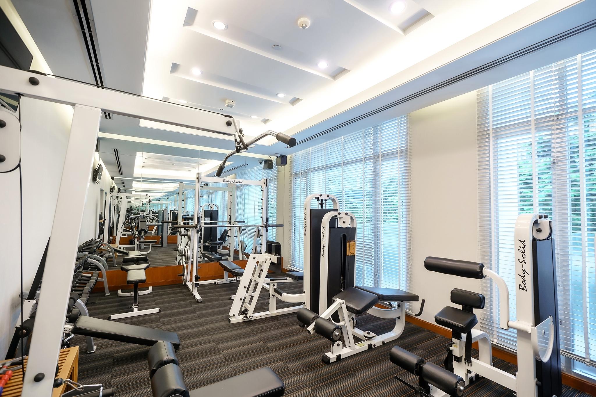 Grande Centre Point Hotel Ploenchit - SHA Plus Bangkok Extérieur photo The gym at the hotel