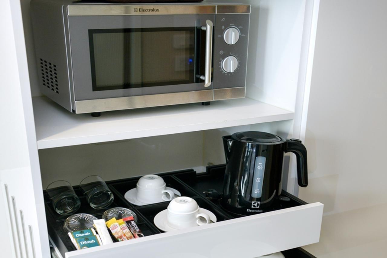 Grande Centre Point Hotel Ploenchit - SHA Plus Bangkok Extérieur photo A microwave oven in a hotel room