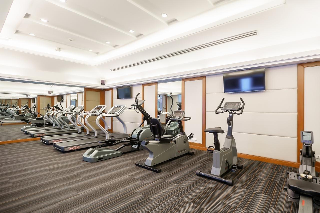 Grande Centre Point Hotel Ploenchit - SHA Plus Bangkok Extérieur photo The gym at the hotel