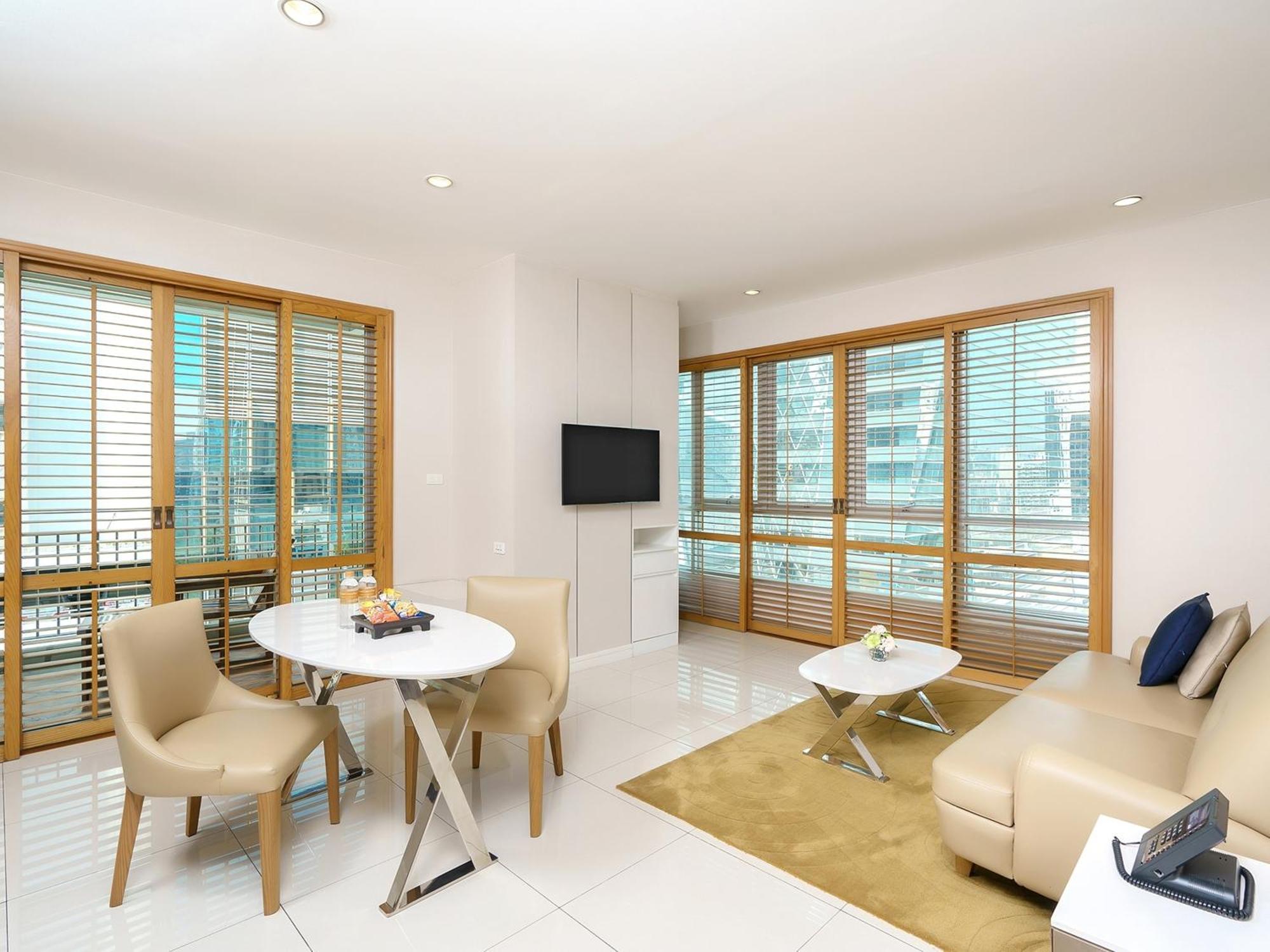 Grande Centre Point Hotel Ploenchit - SHA Plus Bangkok Chambre photo A living room in a serviced apartment in Bangkok, Thailand